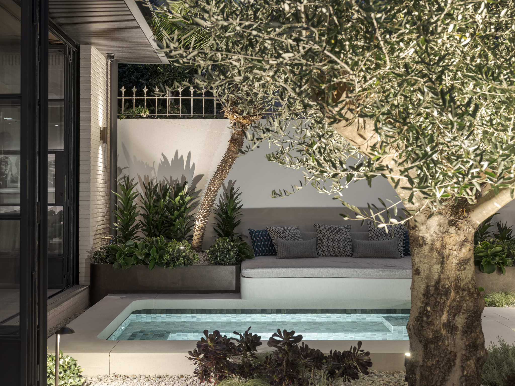 Luxury backyard escape in Sydney blending natural beauty with contemporary design.